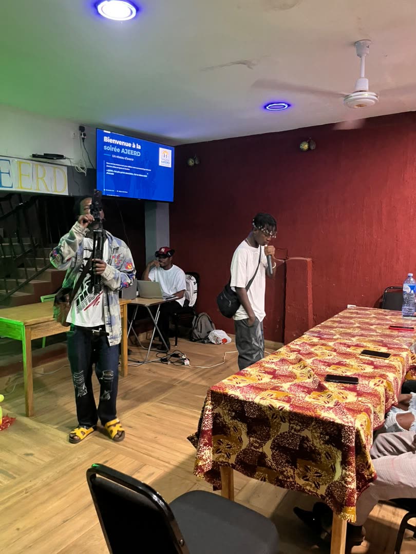 Les participants installés autour des tables