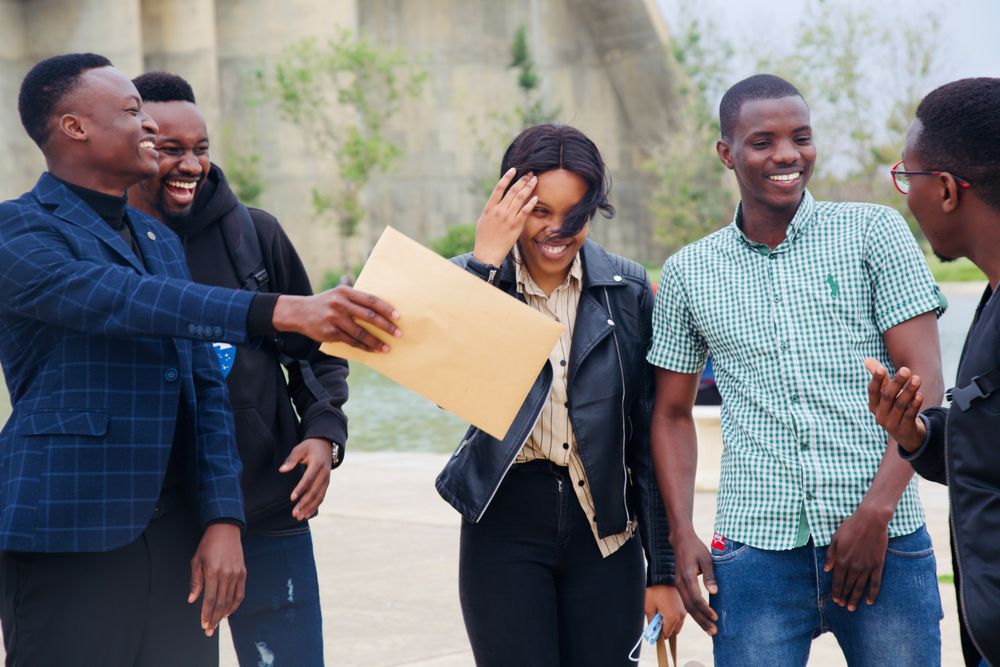 Un groupe d'amis rient ensemble après les cours